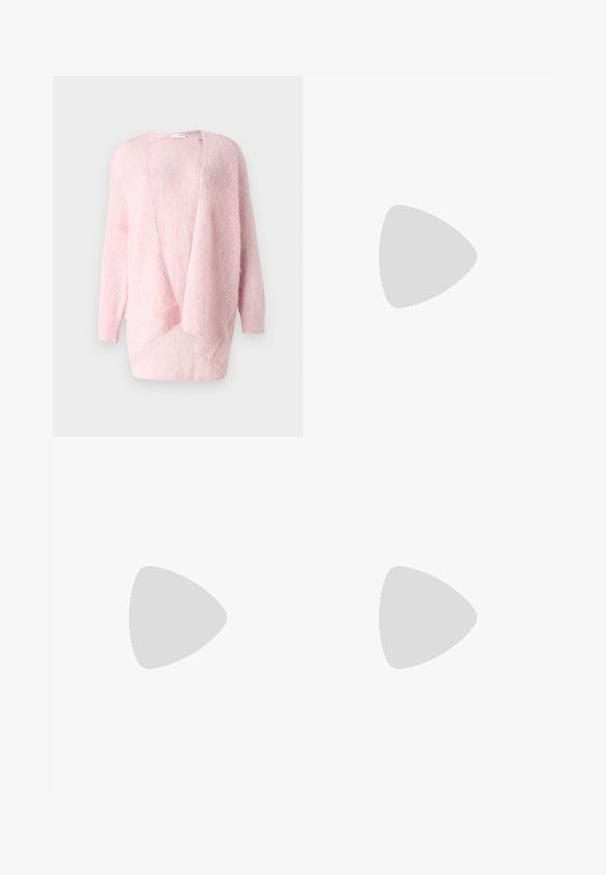 Ανοιχτό ροζ πλεκτό πουλόβερ, με μακριά μανίκια, μαλακή υφή, με σχέδιο που κρέμεται και χαλαρή εφαρμογή. Χωρίς κουμπιά ή διακοσμητικά.; Λευκή κοντή μπλούζα φτιαγμένη από απαλό βαμβάκι, με ψηλό λαιμό και κοντά μανίκια. Μικρό κεντημένο λογότυπο στη γωνία στο κάτω μέρος.; Μπεζ παντελόνι σε φαρδιά γραμμή φτιαγμένο από λεία ύφασμα, με πιέτες μπροστά, ψηλή μέση και ίσια γραμμή μέχρι το στρίφωμα.; Μαύρο δερμάτινο παπούτσι τακουνιού slingback με μυτερή μύτη, λεία υφή και λεπτή λωρίδα με μεταλλικό κούμπωμα.