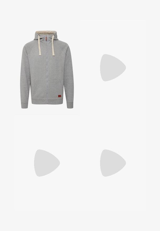 Grå zip-up hoodie med forret hætte, beige snore, frontlommer og et lille læderlogo på nederste venstre side.; Nike sort bomulds t-shirt med en klassisk rund hals, korte ærmer og et diskret, præget logo på brystet. Glat tekstur.; Sorte sweatpants lavet af blødt stof med elastisk talje, snøre og et lille Nike-logo på venstre lår.; Sort Nike Air Force 1 sneaker med en glat læderoverdel, perforeret tå for åndbarhed, sorte snørebånd og en textured gummisål.