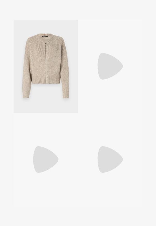Gina Tricot Kardigan - beige melange; Černá košile s dlouhým rukávem na knoflíky vyrobená z bavlny, s klasickým límcem, předními knoflíky a volným střihem s zakulaceným spodním lemem.; Modré džíny šortky s klasickým pětipocket designem, zipovým zapínáním s knoflíkem a třepenými okraji.; Černé kožené oxfordy s šněrováním, zakulacenou špičkou, plochou gumovou podrážkou a jemným prošíváním podél svršku.