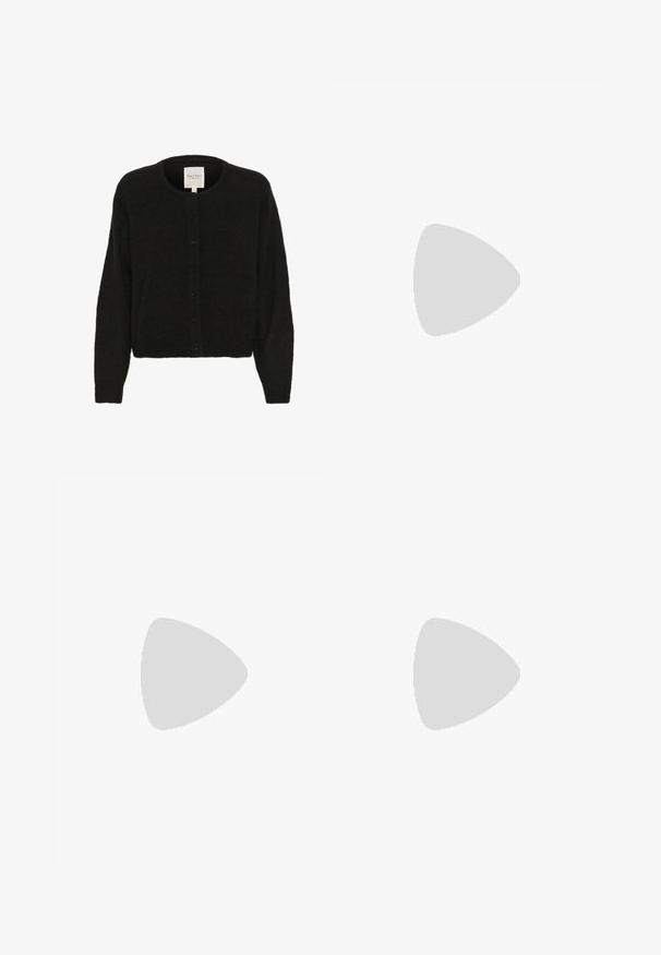 Part Two LINIKA - Cardigan - black; Top nero a maniche corte realizzato in tessuto elastico, con un design aderente e dettagli arricciati sui lati. Texture liscia, forma classica.; Pantaloni culotte neri in poliestere con una cintura elastica, due pieghe frontali e una silhouette ampia. Nessun motivo visibile o dettagli in metallo.; Bershka Sandali con tacco - black