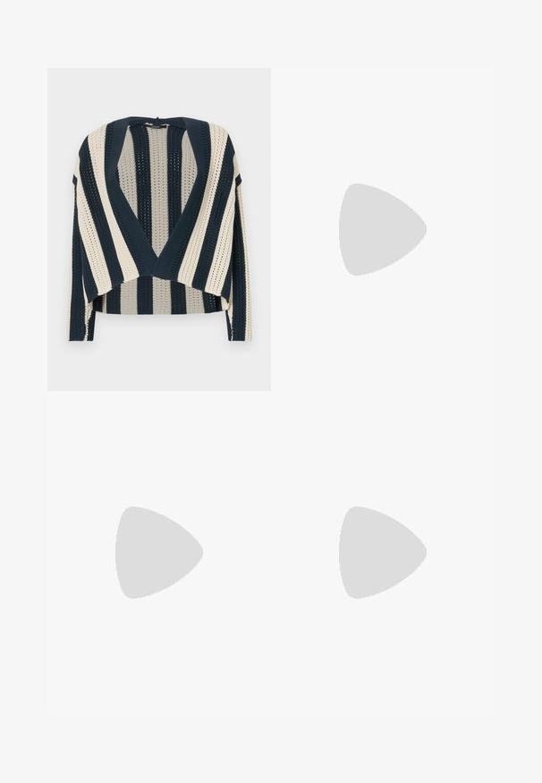 Adīts kardigans ar tumši zilu un krēmīgu vertikālu joslu rakstu, atvērtu priekšpusi, īsu garumu un strukturētu adījuma rakstu.; Balta īsām piedurknēm adīta blūze ar apaļu kakla izgriezumu, kurai ir gluda tekstūra un smalki riboti akcenti pie piedurknēm un apakšmalas.; Bēža platā kāju bikses, izgatavotas no gludas auduma, ar plakanu priekšpusi un krokām, ar rāvējslēdzēja aizdari un jostu cilpām. Visā garumā pielāgota piegriezuma.; Bēšas augstpapēžu sandaļi ar pītas faktūras dizainu, kas ietver dekoratīvu ziedu un potītes siksnu. Kvadrātveida papēdis nodrošina stabilitāti.