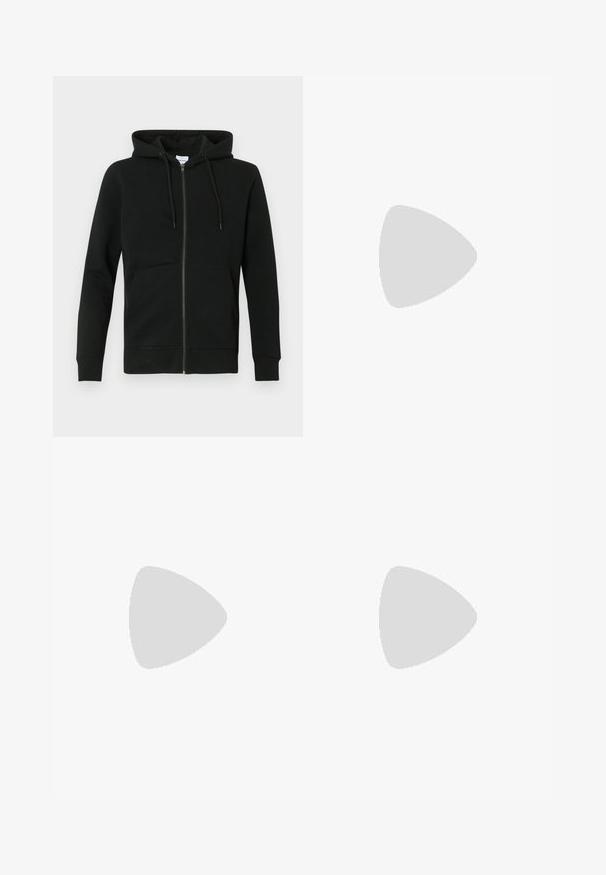 Felpa nera con zip, tasche frontali e cappuccio con coulisse, maniche lunghe e polsini e orlo a coste su uno sfondo neutro.; Tre canotte bianche a coste in cotone. Presentano un colletto rotondo e piccole etichette nere vicino all'orlo. Disponibile in diverse taglie.; Pantaloni sportivi neri con vita elastica, realizzati in tessuto liscio, con cuciture laterali sottili e un fit rilassato, design a gamba dritta.; Sneakers neri con tomaia in suede e materiale sintetico, caratterizzati da tre strisce bianche, suola in gomma testurizzata e etichetta blu sul linguetta.