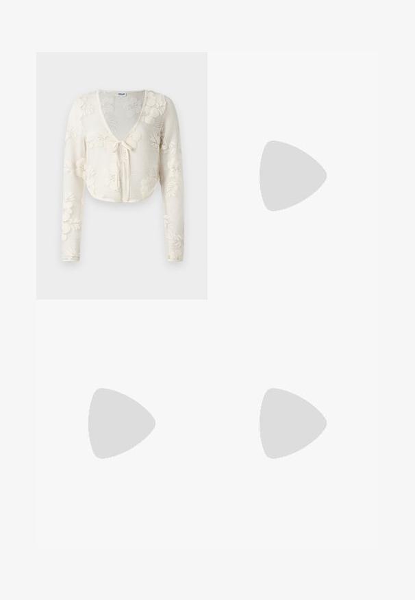 Valkoinen lyhyt neulepusero, jossa on pitkät hihat, kukkakuvioinen neulontasuunnittelu ja nauhakiristys edessä. Kevyt, teksturoitu kangas.; Valkoinen lyhythihainen paita, jossa on rento istuvuus, ja vyötäröllä on poimittu rypytysdesign sekä sileä kangas. Merkki: Anna Field.; Oranssi urheiluhousut, jotka on valmistettu sileästä kankaasta, leveällä lahje-muodolla, joustavalla vyötäröllä ja kontrastivärisin sivuviivojen kanssa.; Punaiset mokkaurheilukengät, joissa on kolme valkoista raidallista, kumipohja, pyöreä kärki ja pehmustettu kieli, kyljessä "CAMPUS"-yksityiskohta.