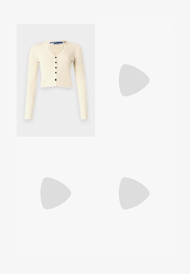 Krmovo bílý žebrovaný cardigan s dlouhými rukávy a výstřihem do V. Obsahuje zapínání na pět černých knoflíků. Krátký design.; Bílý zkrácený T-shirt, krátké široké rukávy, měkký bavlněný materiál, kulatý výstřih s jemným oranžovým lemováním, minimalistický design, bez vzorů nebo grafik.; Černé kalhoty na míru se střihem do rovna, které mají hladkou texturu a ostré sklady na přední straně. Bez viditelného kování.; Krémové sandály na bloku s tenkými popruhy a čtveratou špičkou. Hladký materiál s minimálními detaily, navržené pro snadné nošení.