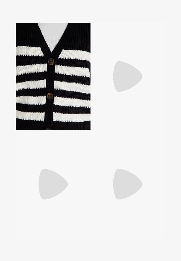 Cardigan à rayures noir et blanc, texture tricotée, design en V, six boutons ronds marron, présentant des rayures larges et étroites alternées.; Top sans manches noir en tissu lisse, avec un col rond et une coupe ajustée, sans motifs ni ornements apparents.; Pantalon noir avec une coupe droite, doté de poches avant et d'éclairs sur l'ourlet. Fabriqué en tissu doux et lisse. Convient à diverses occasions.; Sandales à talons vernies noires avec un bout carré, des sangles autour de la cheville et des boucles en argent. Dotées d'un talon bloc épais pour plus de stabilité.; Even&Odd Sac à main - brown