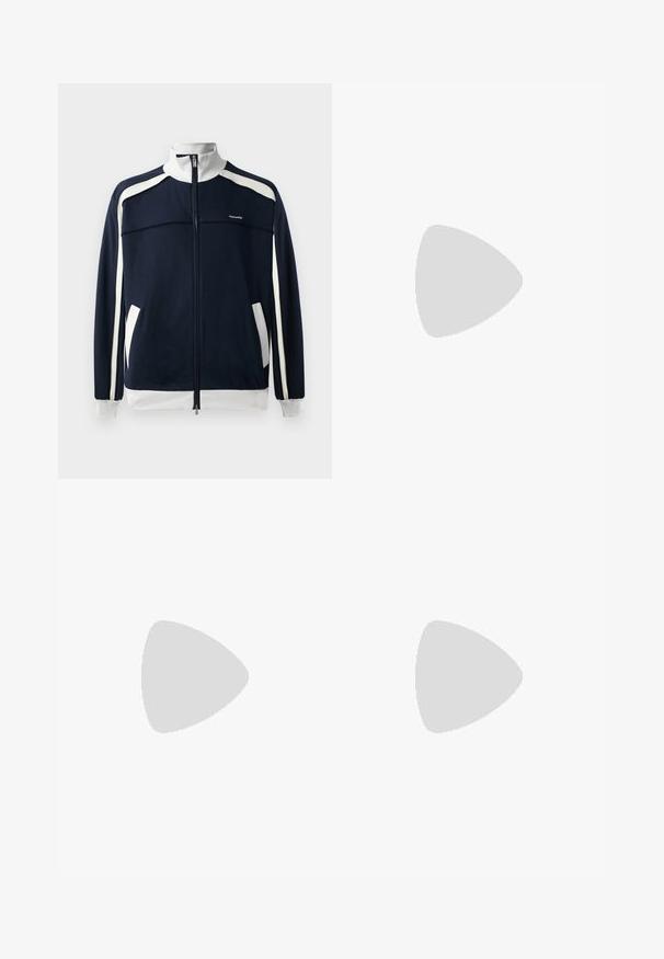 Marineblå zip-up sportjacka med vita accenter, ribbat krage och manschetter, två sidofickor och en liten logga på bröstet. Slät tygtextur.; Svart bomulls t-shirt med rund hals, korta ärmar och avslappnad passform. Enkelt mönster, jämn textur och inga synliga mönster eller logotyper.; Svarta byxor med rak design, utrustade med veck, sidofickor och en plan midjeresår. Tillverkade av slät tyg med matt finish.; Vita lädersneakers med grå mockadetaljer, snördesign, dragflik och texturerad gummisula med ett zigzag-mönster.