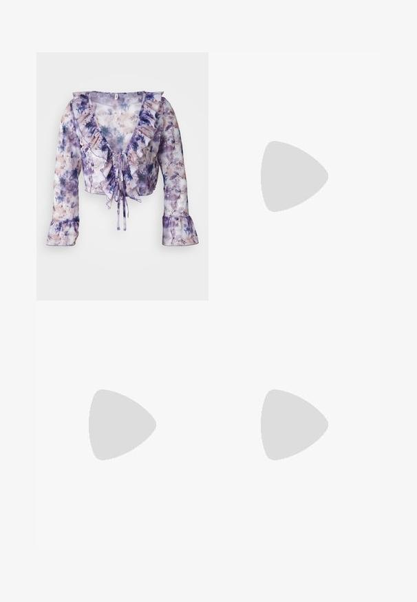 Bluza s cvjetnim uzorkom od prozirnog, laganog materijala. Ima naborani izrez i rukave. Boje uključuju ljubičastu, lavandu i svijetlu bež.; Crna pamučna majica, kratki rukavi, okrugli izrez, opušteni kroj, glatka tekstura, jednostavan dizajn, bez uzoraka ili naglasaka.; Široke traperice u tamnoplavoj boji, s glatkom teksturom, dizajnom s pet džepova i kontrastnim šavovima. Prednje zatvaranje na dugme i patentni zatvarač.; Svijetloplave sandale na visokoj peti s remenčićem oko gležnja, s kvadratnim vrhom, koje imaju metalni detalj i elegantnu, glatku kožnu teksturu.