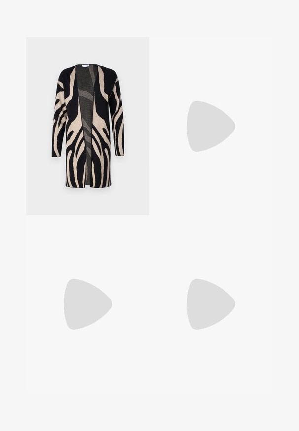 Cardigan lung din material moale, cu un model de zebra negru și bej. Design cu față deschisă, cu mâneci lungi și o croială relaxată.; Două cămăși cu mâneci lungi: una neagră și una albă. Ambele au guler rotund, mâneci raglan și sunt realizate dintr-un amestec moale de bumbac.; Pantaloni negri evazați din țesătură elastică, cu un talie înaltă și o textură fină, având un design ajustat care se lărgește de la genunchi.; Pantofi cu talpă plată din piele neagră, cu toc gros, vârf rotund și design tradițional cu șireturi. Prezintă o textură netedă și detalii minime.