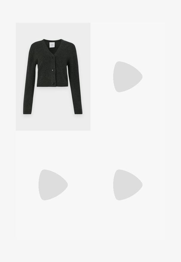 Cardigan cropped a maniche lunghe di colore grigio scuro, con scollatura a V e tre bottoni neri sul davanti.; Top corto a maniche corte di colore bianco, in maglia, con scollatura rotonda. Presenta una texture liscia e accenti a coste sottili sulle maniche e sull'orlo.; Pantaloni bianchi a gamba larga realizzati in cotone con una texture liscia. Presentano un bottone anteriore, una zip e un design a quattro tasche.; Sandalo beige con tacco alto e texture intrecciata, dotato di un fiore decorativo e di una cinghia alla caviglia. Il tacco quadrato offre stabilità.