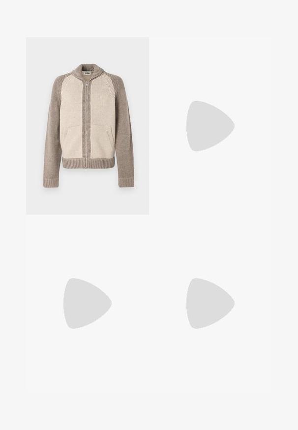 Casaco tricotado com fecho zip com painéis frontais bege, mangas taupe, gola canelada, punhos, bainha e bolsos frontais.; Camisa de algodão branca de mangas longas com decote redondo, fendas laterais na parte inferior e uma textura suave, mostrada de trás.; Calças de ganga azul claro com um design de perna reta, cinco bolsos, fecho de botão, desgaste mínimo e detalhes de costura em contraste.; Sapatilha branca com um cabedal em couro liso e de perfil baixo. Apresenta um bico redondo, seis ilhoses e uma sola de borracha texturizada.