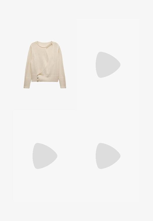 Mango DELAO mleczny; Stradivarius - T-shirt basic; Stradivarius - Spodnie materiałowe; Brązowe zamszowe sandały na obcasie z krzyżującymi się paskami i złotymi klamrami. Kwadratowy czubek oraz lekko rozszerzający się blokowy obcas z teksturowanym wykończeniem.