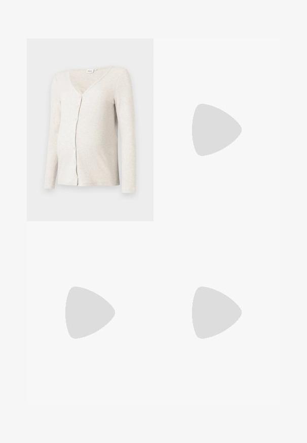 Helle beige, gerippte Umstandsk cardigan mit V-Ausschnitt, langen Ärmeln und Knopfverschluss; weicher Stoff und taillierte Passform um den Bauch.; ONLY MATERNITY OLMSTAR DRESS - Freizeitkleid - dark brown; Weißer Sneaker aus glattem synthetischem Material mit runder Spitze, Schnürdesign, flacher Sohle und dezenten Perforationen.; Braune Wildleder-Tasche mit weicher Textur, ausgestattet mit einem einzelnen Schulterriemen und einer dezenten, gewölbten Öffnung an der Oberseite. Keine sichtbaren Beschläge.