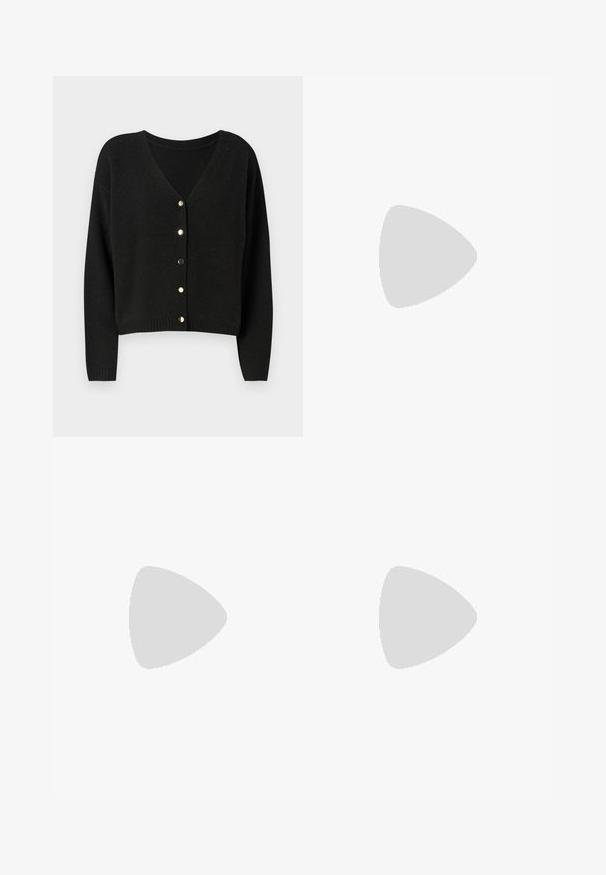 JDY JDYBRAVE LIFE V NECK  - Cardigan - black; Svart langermet topp med utsvingte mansjetter, myk tekstur og avslappet passform, med enkel rund hals.; Svart vide bukser med høy midje, knappdetaljer på midjebåndet og frontplisser.; Sorte skinnankelsko med blokkhæl og plattformsåle, sett fra siden på en enkel hvit bakgrunn.; Svart lær toteveske med to lange håndtak, en glatt tekstur og en strukturert form. Har en frontlomme for ekstra oppbevaring.