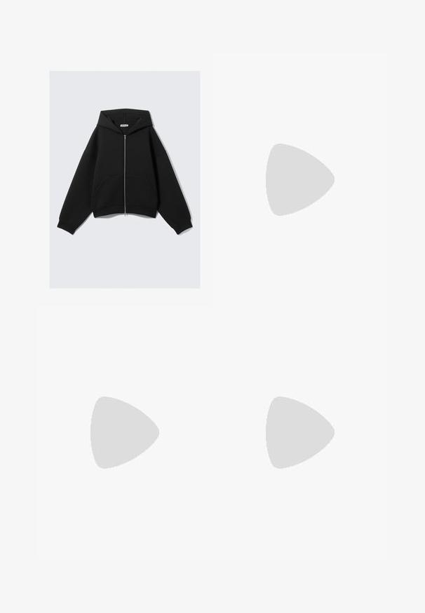 Svart kort hoodie tillverkad av mjukt tyg, med full dragkedja, stora framfickor och huva med snöre i en avslappnad passform.; Svart linne med rundad halsringning, tillverkat av ribbat tyg. Har breda axelband och en figurnära passform, designad för en tight passform.; Svarta byxor med vida ben i tracksuit-stil med elastisk midja, prydda med vita sidostråk och en liten logotyp på vänster höft. Slät tygtextur.; Svarta och vita Nike låga sneakers har en slät läderöverdel, rund tå, snörning och en mönstrad gummisula.