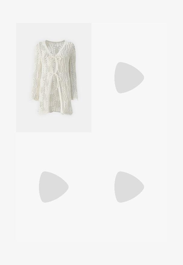 ONLY ONLLIZZY LONG CARDIGANNT - Neuletakki - pumice stone; Mustat lyhyet hihavat t-paidat, jotka on valmistettu puuvillasta. Ominaisuuksiin kuuluu pyöreä kaula-aukko ja löysä istuvuus sekä sileä, yksinkertainen pinta. Ei näkyviä kuvioita tai koristeita.; Mustat housut suoralinjaisella leikkauksella, joissa on etutaskut ja sivurei'ät helman alla. Valmistettu pehmeästä ja sileästä kankaasta. Sopii eri tilaisuuksiin.; Musta kiiltävä korkokenkä sandaalit neliönmuotoisella varpaalla, nilkkaremmillä ja hopeisilla soljilla. Varustettu tukevalla lohkokorkealla vakauden takaamiseksi.