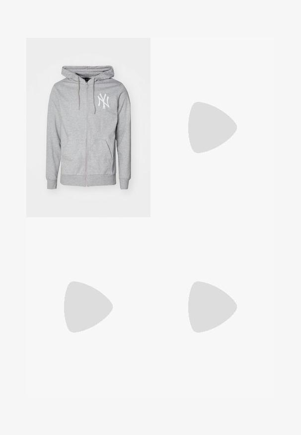 Felpa grigia con zip, dotata di tasca frontale, cappuccio con coulisse e logo bianco sul petto a sinistra. Realizzata in morbido tessuto testurizzato.; T-shirt grigio a maniche corte in cotone, con logo Nike nero sul petto e scollatura rotonda. Design minimalista senza pattern.; Pantaloni sportivi grigi realizzati in morbido tessuto, con design a gamba affusolata, vita elastica e piccolo logo bianco Nike sulla coscia sinistra.; Scarpe sportive con una tomaia in rete blu e bianco sfumata, colletto imbottito e suola distintiva con accenti circolari. Indossate con pantaloni in denim.