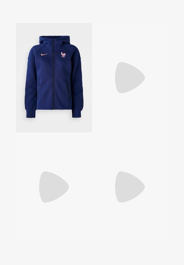 Felpa con zip di colore blu navy realizzata in tessuto morbido, dotata di tasca a marsupio, stemma del calcio francese e logo Nike in corallo.; Maglietta atletica nera a maniche corte con scollatura rotonda. Presenta un logo Nike bianco nella parte alta a sinistra. Tessuto liscio e leggero.; Pantaloni sportivi neri con design tapered, vita elastica, tasche laterali e logo Nike bianco sulla parte superiore della coscia sinistra. Tessuto dalla texture liscia.; Scarpa da corsa nera Nike con tomaia in rete traspirante, logo Swoosh bianco, dettagli testurizzati e intersuola ZoomX di colore crema.