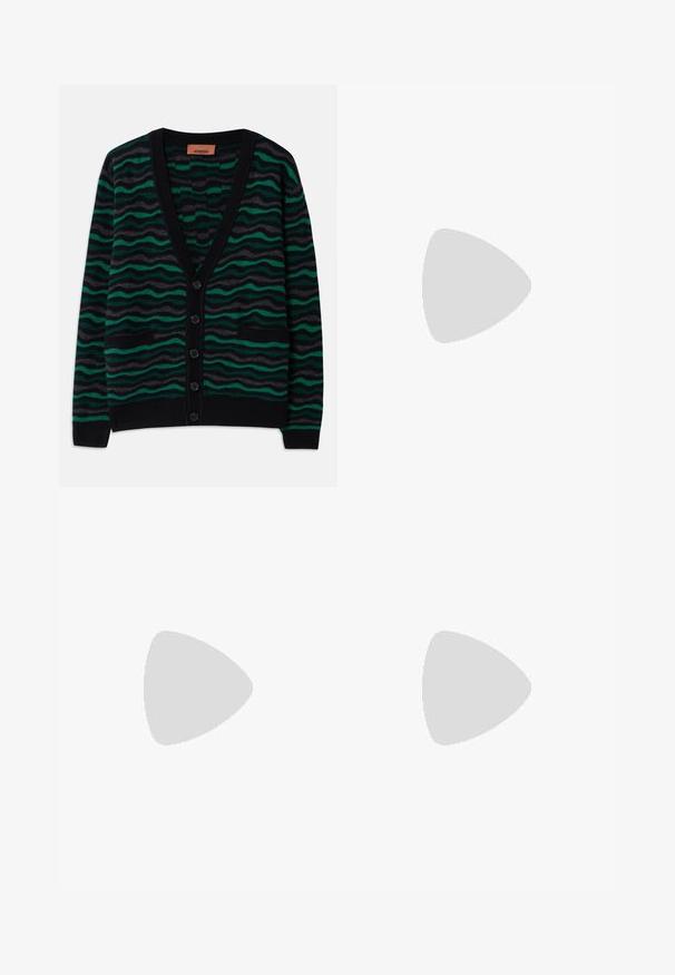 Πράσινο και μαύρο cardigan με σχέδιο κύματος, διαθέτοντας V-λαιμόκοψη, πέντε κουμπιά και δύο μπροστινές τσέπες. Φτιαγμένο από μαλακό, υφασματωτό υλικό.; Μαύρο βαμβακερό T-shirt με στρογγυλή λαιμόκοψη και κοντά μανίκια. Διαθέτει ένα διακριτικό λογότυπο μπροστά και ίσια τελειώματα. Απλός και μινιμαλιστικός σχεδιασμός.; Μαύρα τζιν παντελόνια σε ευθεία γραμμή με πέντε τσέπες, κουμπί κλεισίματος και θηλιές ζώνης, απλωμένα σε λευκό φόντο.; Μαύρο δερμάτινο μοκασίνι με στρογγυλή μύτη, ραφές και διακοσμητική λωρίδα μπροστά. Λείος πάτος με ελάχιστο προφίλ.; Ασημένια αλυσίδα με κολιέ που διαθέτει μια λεπτομερή εκλεπτυσμένη πένα σε σχήμα πλανήτη, διακοσμημένη με μικρές λεπτομέρειες και περίπλοκα σχέδια.