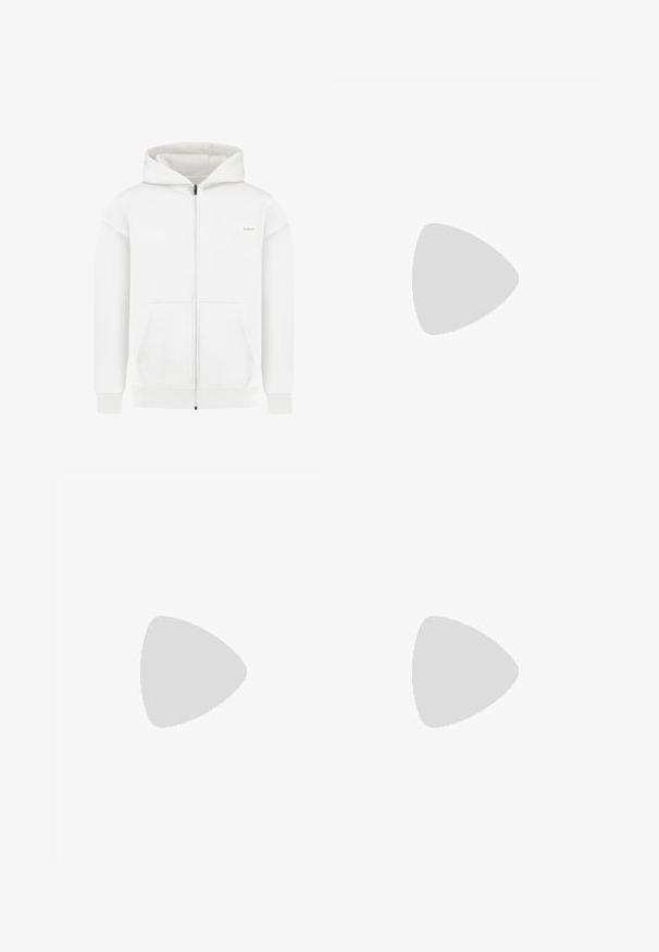 Sudadera blanca con cremallera, con bolsillos frontales, puños acanalados y dobladillo, y una pequeña etiqueta rectangular de la marca en el lado izquierdo del pecho.; Camiseta blanca de algodón con mangas cortas, cuello redondo, corte relajado y sin logotipos ni patrones visibles. Textura suave y diseño minimalista.; Jeans de cintura alta y corte holgado en denim negro desgastado. Con cinco bolsillos, pasadores para el cinturón y un diseño de pierna recta y limpia.; Zapatilla gris y blanca con parte superior de ante y cuero, puntera redondeada, cordones planos y suela de goma con un acento de goma.