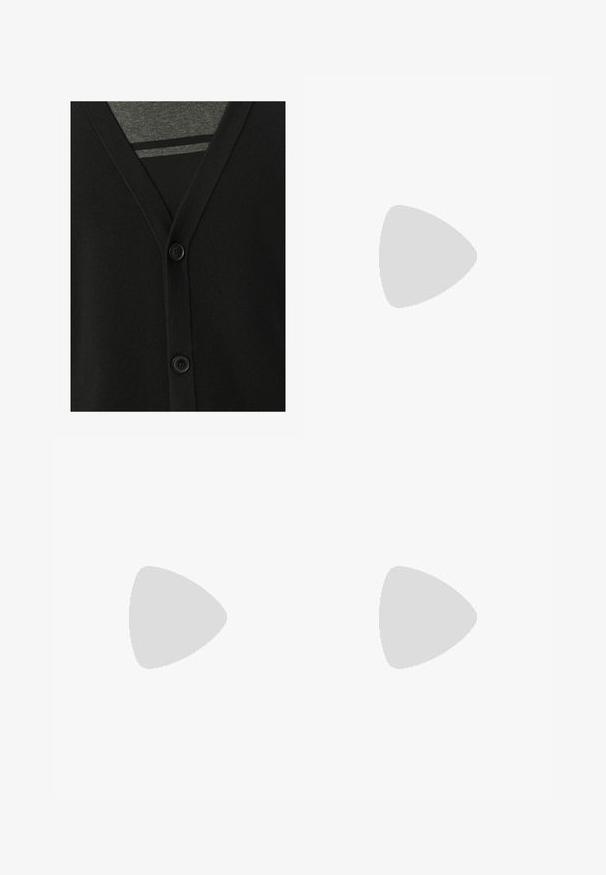 Zwarte cardigan met een v-hals, knoopsluiting en zachte brei-textuur. Gelaagd over een grijze shirt, met een gestreept patroon eronder.; Witte overhemd met lange mouwen van soepel katoen, met een klassieke kraag en een subtiele glans. Vijf knopen aan de voorkant.; Wijde broek in donkergrijs stof, met een geplooide voorkant, twee zijzakken en een vlakke tailleband. Glad oppervlak en gepaste ontwerpelementen.; Zwarte leren instappers met een gladde afwerking, gestikte details op de neus en een lage hakontwerp voor comfort en stijl.; Smalle zwarte stropdas met een gestructureerd, diagonaal ribbelpatroon. Beschikt over een spitse punt en een gladde afwerking. Geschikt voor formele kleding.