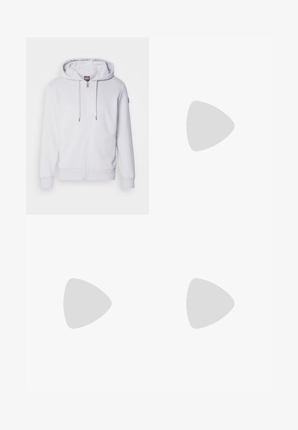Balts zip-up džemperis, izgatavots no mīkstas auduma, ar kapuci, auklām un ribotām aprocēm. Vienkāršs dizains bez rakstiem vai logo.; Melnā T-kreklu ar īsām piedurknēm, kas izgatavots no mīksta auduma, ar apaļu kakla izgriezumu un diskrētu logotipu priekšpusē. Iekšējā apkakle ar oranžu akcentu.; Zilas džinsu bikses ar taisnu kāju dizainu, vieglu nodilumu, klasisko piecu kabatu stilu un rāvējslēdzēju ar pogu aizdari.; Melnās kedas ar gludu ādas augšpusi, apaļu purngalu, plakaniem šņorēm, mīkstinātu apkakli un minimālistisku dizainu. Gumijas zole ar smalku rakstu.