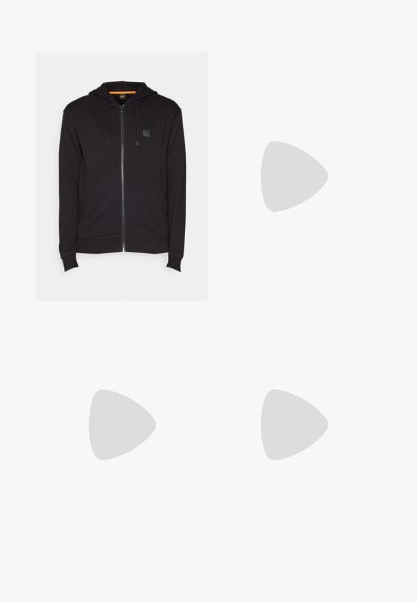 Zwarte zip-up hoodie met een trekkoord in de capuchon, met een vierkante patchlogo op de borst en contrasterende stikdetails. Zacht, katoenmix materiaal.; Zwarte katoenen t-shirt met ronde halslijn, korte mouwen en een witte "BOSS"-logo in het midden van de borst. Het heeft een gladde textuur en een casual pasvorm.; Zwarte joggingsbroek van zacht materiaal met een elastische tailleband, trekkoord en taps toelopende benen. Heeft een klein logo aan de zijkant.; Zwarte hardloopschoen met een gestructureerd oppervlak, lichtgrijze accenten en drie horizontale strepen in bruin. Voorzien van een witte, gevoerde zool.