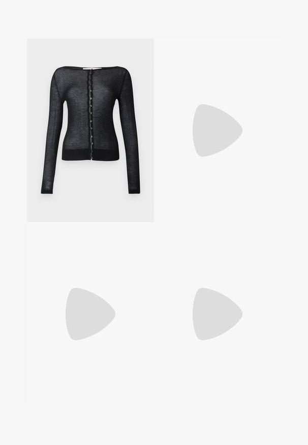 Crna dugosjećna kardigan napravljena od laganog, prozirnog materijala. Ima okrugli izrez i red kružnih dugmadi na prednjoj strani.; Bijela bodi s kvadratnim izrezom, bez rukava, glatke teksture i kopčanjem na dnu. Jednostavan i minimalistički stil.; Svijetloplavi traperice ravnog kroja, s pet džepova, dugmetom za zatvaranje i suptilnim izblijeđivanjem na bedrom. Vidljivo kontrastno šivanje.; Slingback potpetice s uskim vrhom od tkanine s leopard uzorkom, s naglaskom na mašnu, koje imaju nizak crni potplat i glatku teksturu.; Crne, uglaste sunčane naočale sa sivoj lećama; izrađene od plastike, imaju debele nogice s glatkom površinom i bez vidljivih metalnih dijelova.