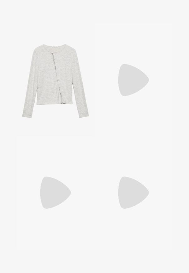 Cardigan lung cu mâneci lungi, de culoare gri deschis, realizat dintr-un material moale, având un decolteu rotund și o închidere frontală cu butoane subțiri.; Două bluze fără mâneci, cu guler înalt, în culorile negru și alb, având un design ajustat și o textură netedă, cu o lungime scurtă.; Pantaloni negri cu picior larg, fabricați dintr-un material ușor, cu închidere frontală cu nasture și față plată, având tivuri cusute cu atenție.; Încălțăminte sport cu un superior din piele albă, vârf din suede gri și trei dungi negre. Prezintă un logo albastru pe limbă și o talpă din cauciuc texturat.