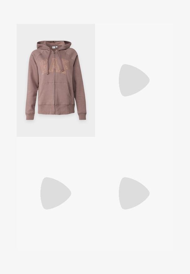 GAP HERITAGE - Džemperis ar kapuci - wassel gold lurex; Trīs garām piedurknēm veidotas augšdaļas, sakrautās: melna, pelēka un balta. Katram ir noapaļots kakla izgriezums un īsa dizaina forma ar gludu, vieglu audumu.; Augstas jostas līmeņa plaša kāju tumši zila džinsu bikses ar priekšējiem un aizmugurējiem kabatām, poga aizdare un redzami šuvju detaļas.; Beigā zamšādas balerīnas ar melnu ādas noapaļotu purngalu, zemu papēdi un gludu tekstūru, ar minimālu dūrienu un tīru dizainu.