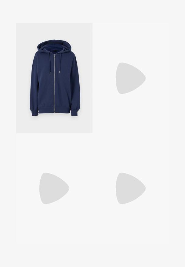 Gina Tricot ZIP HOODIE - Majica s kapuljačom - peacoat; Crna oversized majica s grafikom medvjeda i natpisom "NIJE SLATKO, ALI DIVLJE" u podebljanim, bijelim slovima. Pamuk.; Svijetloplave, visoko-strukirane traperice. Imaju široke nogavice, dva razderana područja na koljenima i klasičan stil s pet džepova.; Bijela visoka platnena tenisica s crnom gumenom potplatom, prednjim gumenim zaštitnikom prstiju i šest rupa za vezanje, s čistim, minimalističkim dizajnom.