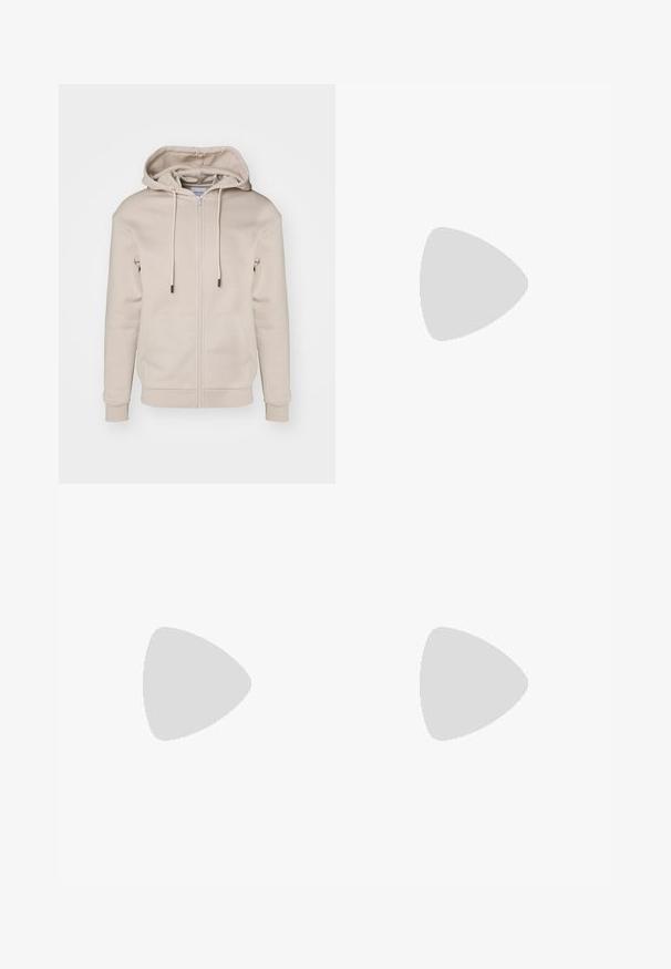 Felpa beige con zip realizzata in morbido tessuto, dotata di cappuccio con coulisse, tasche frontali e polsini e fondo a costine. Texture liscia e design minimal.; Set di cinque t-shirt in nero, bianco e blu navy. Tessuto di cotone, maniche corte, design a collo rotondo e texture semplice senza motivi.; Pantaloni verdi a fantasia con motivo a pelle di serpente in tonalità di marrone e arancione, taglio dritto e texture liscia.; Mocassini in pelle nera con finitura liscia, punta arrotondata e una piccola pattina decorativa. Presentano un tacco basso e impilato e un sottile dettaglio di branding.