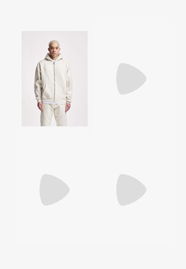 2Y Studios Majica s kapuljačom i patentnim zatvaračem - off white; Bijela pamučna majica s kratkim rukavima. Sadrži izvezeni natpis u tamnoplavoj boji "Mickey's" i grafiku pizze. Jednostavni okrugli izrez.; Crne lagane cargo hlače s elastičnom trakom u struku, bočnim patentnim zatvaračima i prostranim džepovima. Odlikuje ih širok kroj i suženi manžeti.; Nike P-6000 tenisice imaju gornji dio od krema mrežaste tkanine s narančastim i srebrnim naglascima, podstavljeni jezik i teksturiranu površinu za bolje prianjanje.