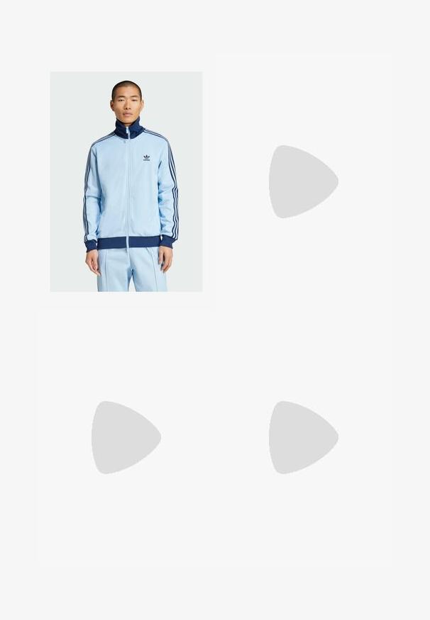 Világoskék, cipzáros dzseki sima anyagból. Tengerészkék díszítésekkel és három csíkkal a karokon. Adidas logo a mellkason.; Fehér pamut pólók, rövid ujjúak, kerek nyak kialakítással, sima textúrával, sorba rakva, diszkrét logóval a nyaknál.; Barna melegítőnadrág, elasztikus derékkal; két fehér oldalsávval és logóval a bal combon; puha anyag és tapered lábdesign.; Fehér bőr sportcipő szürke velúr orral, három vízszintes fehér csíkkal, kék akcentussal és barna gumitalppal. A talpon textúrázott részlet található.