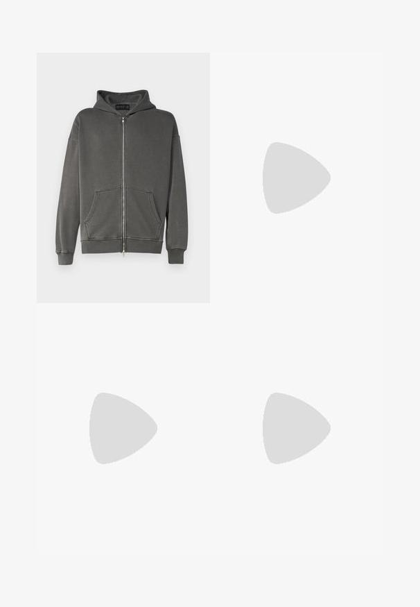 Mörkgrå zip-up hoodie tillverkad av mjukt tyg. Har en framzip, två stora framfickor och en huva med ribbad fåll och muddar.; Svart bomullst-shirt med korta ärmar, rund halsringning och vitt "Carhartt"-logotyp på vänster bröst. Slät textur, minimalistisk design.; Svarta cargobyxor med rak bendesign. Tillverkade av slitstarkt tyg, med två sidofickor med klaffstängningar och knappgylf.; Svarta mockaskor med låg profil, gummiyttersula, strukturerade sidopaneler och tonat Nike swoosh-logotyp. Snörning framtill, vadderad krage.
