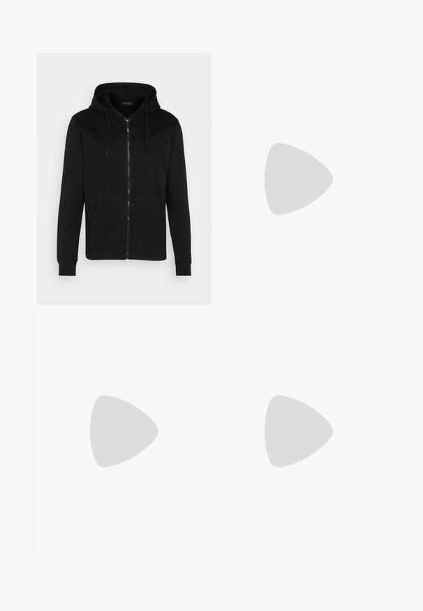 Schwarze Kapuzenjacke mit Reißverschluss aus weichem Stoff. Verfügt über eine verstellbare Kapuze, Fronttaschen sowie gerippte Bündchen und Saum. Dezentes Logo auf der Brust.; Weißes T-Shirt mit kurzen Ärmeln in gerippter Textur. Runder Ausschnitt, lockere Passform, keine sichtbaren Muster oder Akzente. Einfaches und vielseitiges Design.; Hellgraue, locker sitzende Jeans aus Denim. Verfügt über ein klassisches Fünf-Taschen-Design, Gürtelschlaufen und eine gerade Bein-Silhouette.; Weiße Sneakers mit glatter Textur, versehen mit braunen Lederakzenten und schwarzen Details, kombiniert mit schwarzen maßgeschneiderten Hosen. Hintergrund aus Holzboden.