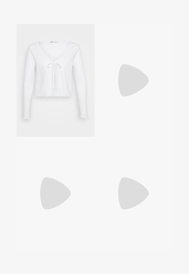 ONLY Petite ONLCARLOTTA STRING CARDIGAN - Kardigán - white; Even&Odd Petite 2 PACK - Felső - light grey/black; Szürke farmernadrág egyenes szárú dizájnnal, öt zsebes stílussal, enyhe kopással, és gombos derékzárral.; Barna velúr platform csizmák elasztikus oldalsó panelekkel és narancssárga húzófülekkel, amelyek egy térdközépig érő világoskék farmer szoknyával vannak párosítva egy fás padlón.; Ez egy ezüst fülbevaló, sima felülettel, amelyen apró arany díszítőelemek találhatók. Kerek formájú és a fülcimpán viselik.