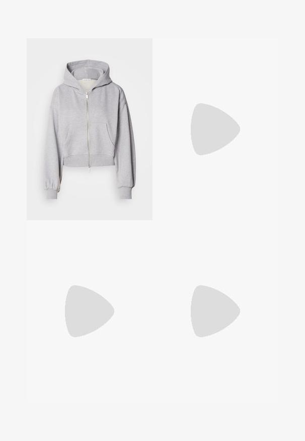 Felpa grigia accorciata realizzata in tessuto morbido, con zip frontale, grande cappuccio e due tasche frontali con polsini elastici.; T-shirt bianco in cotone con colletto rotondo, maniche corte e un piccolo logo nero "Calvin Klein" sul petto. Design semplice, senza motivi.; Pantaloni bianchi a gamba larga realizzati in tessuto leggero, con una texture liscia, linee pulite e un design a vita alta.; Sneakers bianchi con tomaia in pelle liscia, accento nero sul tallone e dettagli per perforazione. Presentano una suola in gomma testurizzata e lacci.