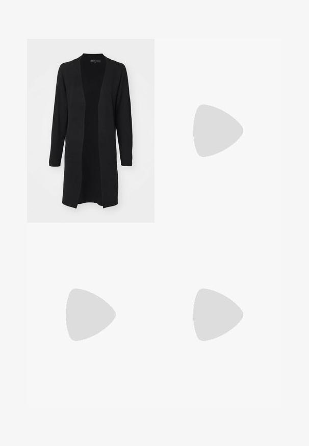 ONLY ONLFRIDA LIFE OPEN - Cardigan - black; T-shirt nera in cotone con maniche corte, caratterizzata da una piccola grafica di una farfalla rosa sul lato sinistro del petto. Design a girocollo con una vestibilità rilassata.; Pantaloni shorts in cotone beige chiaro con vita elastica, due tasche laterali e una vestibilità ampia. Il tessuto ha una consistenza morbida e una forma rilassata.; Décolleté in vernice nera con punta affusolata e tacco in geometria cubica. Presentano un design elegante e minimalista, con una texture liscia.