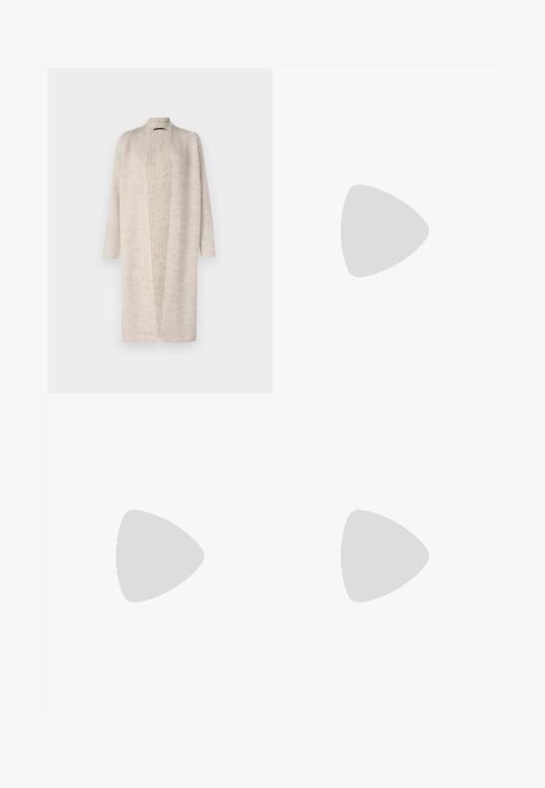 DRYKORN EILINA - Kardigán - brown; Čierny krátky rukáv turtleneck top vyrobený z ľahkej látky s hladkou textúrou a priliehavým strihom, s vysokým výstrihom.; Agolde HARPER CROP - Široké nohavice - blue; Čierne kožené členkové čižmy s špicatou špičkou, blokovým podpätkom a textúrovanými bočnými panelmi, nosené s tmavými nohavicami na bielom pozadí.