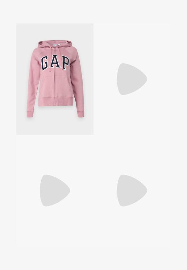 GAP HERITAGE - Majica s kapuljačom - lilas pink; Bjela majica kratkih rukava od pamuka, s dekorativnom čipkastom obrubom duž rukava i okruglim izrezom.; Smeđe hlače širokog kroja s glatkom teksturom, koje imaju visok struk i nabore sprijeda. Tkanina je lagana i slobodno se kreće.; Sandal s prozirnim potplatom i prozirnim gornjim dijelom, bež uloškom i tankim remenom oko gležnja. Ima špicasti vrh i tanak visoki potplat.