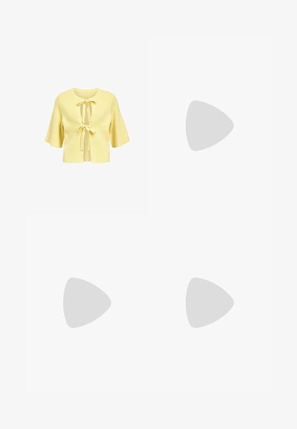 Cardigan cropped giallo lavorato a maglia con maniche corte e ampie. Presenta un'apertura frontale con due fiocchi annodati per la chiusura. Tessuto testurizzato.; Body beige a coste con spalline regolabili, scollatura a barchetta e silhouette aderente, caratterizzato da una gamba alta e cuciture minime.; Pantaloni a gamba larga di un colore beige chiaro, realizzati in un tessuto liscio. Presentano una vita classica e una parte anteriore piatta con linee pulite.; Décolleté bianco con punta affilata, caratterizzato da una tomaia liscia, sottili aperture e un tacco a blocco basso. La suola nera esalta il design.; Occhiali da sole tortoiseshell marroni con montatura angolare, lenti marroni sfumate, accento con logo dorato sulle tempie e dettaglio verde all'interno delle aste.
