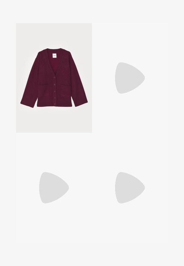 sandro CARDIGAN LOOK SURCHEMISE - Kofta - bordeaux; Utan knappar skjorta i ljusgrön och vit rutigt mönster. Har en vit krage och långa ärmar med knäppta manschetter. Mjuk tyg.; Högmidjade blå denimjeans med utsvängd ben, två framfickor och två bakfickor; texturerad tyg med en blekt tvätt.; Svarta läderskor med broguedetaljer, utrustade med två spännen, rund tå och låg klack. Slät textur med glänsande finish.