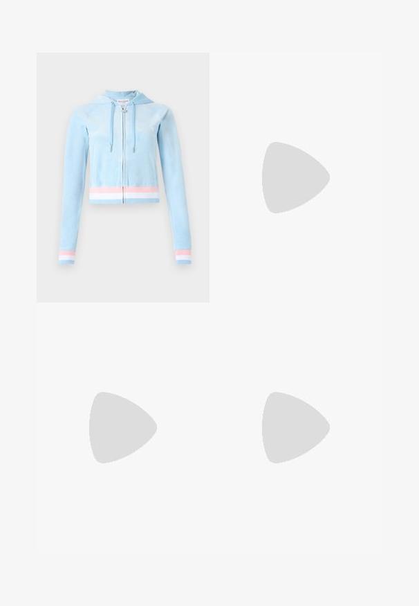Világoskék velúr anyagú, cropped zip-up kapucnis pulóver, pasztell rózsaszín és fehér csíkozással a mandzsettákon és az alsó szegélyen, húzózsinórral ellátott kapucnival.; Fehér, rövid ujjú póló, puha pamuttal készült, kerek nyakkivágással és szűkített fazonnal. Nincsenek látható minták vagy díszítések.; Világosszürke, laza fazonú melegítőnadrág, rugalmas derékpánttal, zsinórral és oldalsó zsebekkel; puha, texturált anyagból készült.; Fehér és világos rózsaszín Nike sportcipő. Hálós felsőrész jellemzi, valamint különleges ívelt talpa látható légpárnázással.
