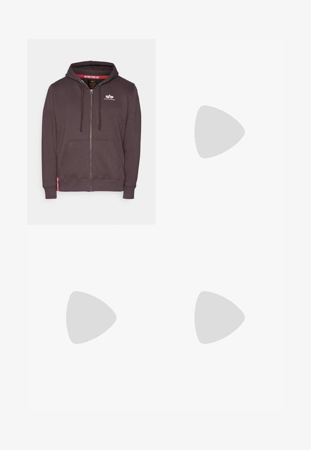 Tmavošedá mikina na zips vyrobená z mäkkého materiálu. Obsahuje prednú kapsu, rebrované manžety a lem, s logom na hrudi a červeným vnútorným podšívaním.; Tri biele rebrované tielka vyrobené z bavlny. Majú okrúhly výstrih a malé čierne štítky pri leme. Dostupné v rôznych veľkostiach.; Sivé tepláky Nike s nastaviteľným pásom, zúženými nohavicami, bočnými vreckami a výrazným švom. Mäkká, textúrovaná látka.; Šedá športová obuv so zvrškom z nylonu a semišu, bielymi akcentmi, polstrovanou podrážkou a jedinečným dizajnom s reflexnými prvkami.; Kovová retiazka na krk s predĺženými článkami v tmavej gunmetalovej farbe. Obsahuje geometrický akcent a uzáver s detailom značky.