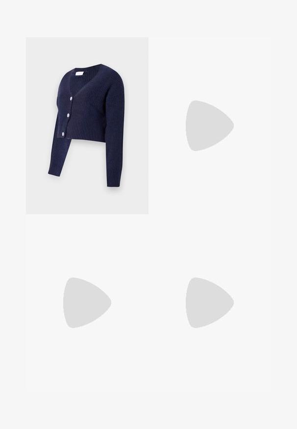 Marinblå, kort cardigan i ribbad stickning. Har en djup V-halsringning och fyra runda, dekorativa knappar fram.; Tre amningstoppar i vitt, grått och svart. Stretchigt tyg med justerbara spaghettiband och veckade sidseams för komfort.; Gravidjeans med en ljusblå tvätt, avslappnad passform och grå elastisk mageband för komfort och flexibilitet under graviditeten.; Svarta läderankelboots med rund tå, snörning framtill och en tjock gummisula med strukturerat mönster. Dragflik bak.