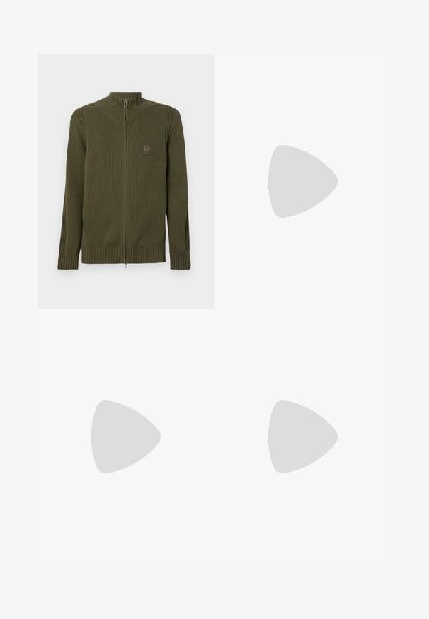 Temno zelena zadrga jopica z visokim ovratnikom, z ribanim manšetami in robom, ki ima na levem prsnem delu majhen teksturiran značek.; Bela bombažna majica s sproščenim krojem, ki ima majhen črn grafični logotip na levem prsnem delu. Kratke rokave, okrogel izrez.; Bele hlače iz gladkega blaga, z ravnimi nogami, sprednjimi gubami in enim gumbom za zapiranje v pasu.; Bela usnjena športna obutev z črnimi poudarki na peti, ki se ponaša z izrazitim črnim napisom na strani in gumijastim podplatom. Minimalistična zasnova.