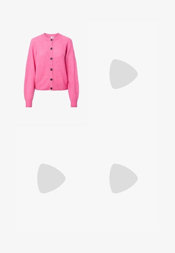 Cardigã tricotado rosa brilhante com mangas longas, gola redonda, punhos e barra canelados, e seis botões escuros na parte da frente.; Camisa de linho branca com um corte descontraído, mangas curtas e um design em V. Apresenta uma superfície levemente texturizada e fendas laterais para facilitar os movimentos.; Calças brancas com riscas verticais e um design de perna reta, feitas de um tecido leve. Apresentam pregas na frente e uma cintura tradicional.; Sandy em verniz preto com salto slingback, ponta afilada e salto geométrico. Apresenta um design elegante e minimalista com textura suave.