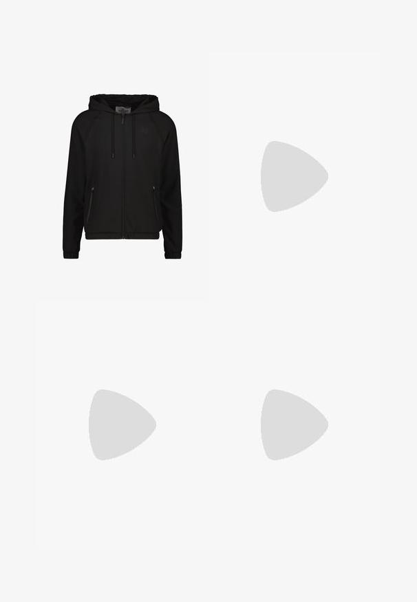 Veste à capuche noire en tissu lisse. Dotée d'une fermeture éclair à l'avant, de deux poches latérales et de poignets élastiques. Logo discret sur la poitrine.; Trois t-shirts en coton blanc uni à manches courtes. Chaque t-shirt présente un col rond et une petite étiquette de logo noire sur le côté gauche.; Pantalons de sport noirs avec taille élastique, bandes latérales dorées et rouges, et logos jaunes sur la cuisse gauche.; Baskets de sport blanches en maille avec des accents noirs, présentant un design texturé et une semelle distinctive, assorties à un jean en denim bleu.