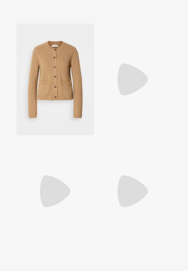 Beež kudum cardigan ümarate kraega, pikad varrukad, eesne nuppude sulgemine ja kaks eesmist taskut, esitlemine lihtsal valgel taustal.; Valge puuvillane top, millel on lai kaelus ja õhukesed õlavarre rihmad. Sile tekstuur ilma nähtavate mustrite või kaunistusteta.; Kitsad laiad püksid tumesinisest kergest kangast. Omavad veidi tekstuurset pinda, elastset vööd ja esimesi õmblusi.; Valge nahast toss, millel on sile pind, beežist seemisnahast aktsendid, ümar nina, lame puuvillane pael ja tekstuuriga kummitald.