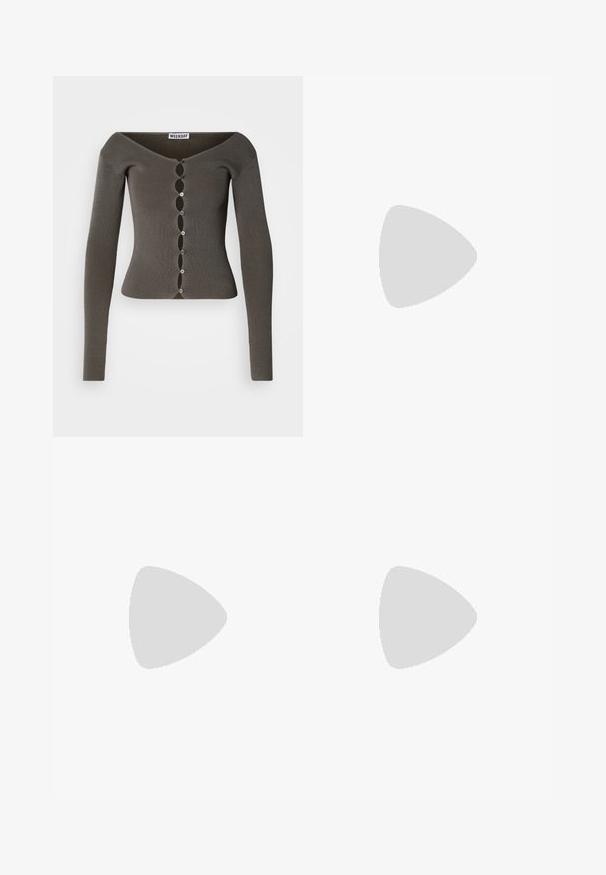 Temno siva rebrasta dolg rokav kardigan s krajno zapiranjem in širokim izrezom, označen z "WEEKDAY".; Črna oversized kratkolasna majica s krožnim izrezom in rahlo oprijetim pasom na enostavni svetli podlagi.; Temno modra midi krila iz mešanice bombaža, z značilnim sprednjim razporkom, zadrgo, skrito na strani, in stranskimi žepi za funkcionalnost.; Bela športna obutev z teksturiranim zgornjim delom, nastavljivim Velcro trakom, zaobljenim prstom in masivnim podplatom z izrazitim profilom.